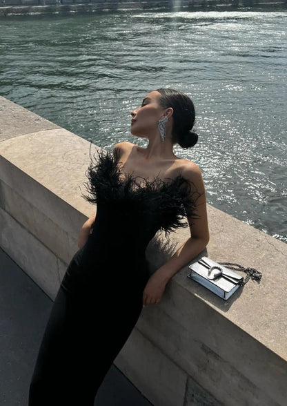 Camila – Vestido Largo de Noche con Plumas en el Escote