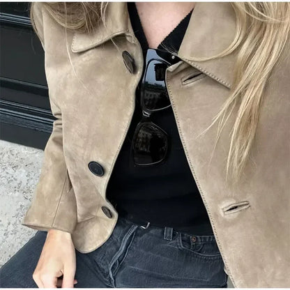 Camila – Chaqueta corta de ante con diseño clásico