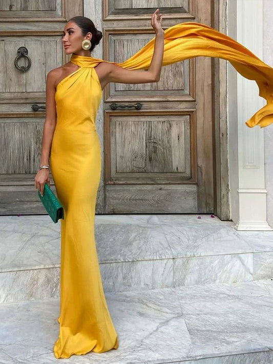 Ariadna – Vestido largo amarillo con cuello halter y capa