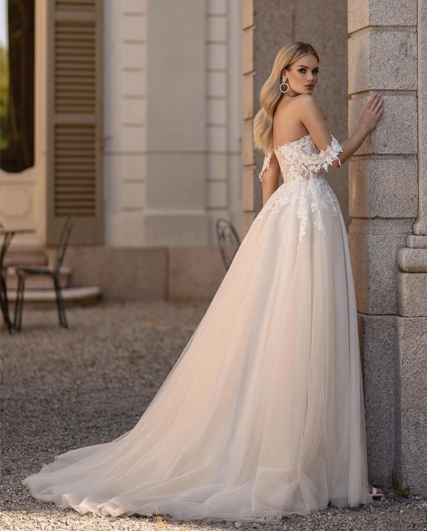 Maricruz | Exquisito vestido de novia blanco con encaje, cola larga y corte sirena