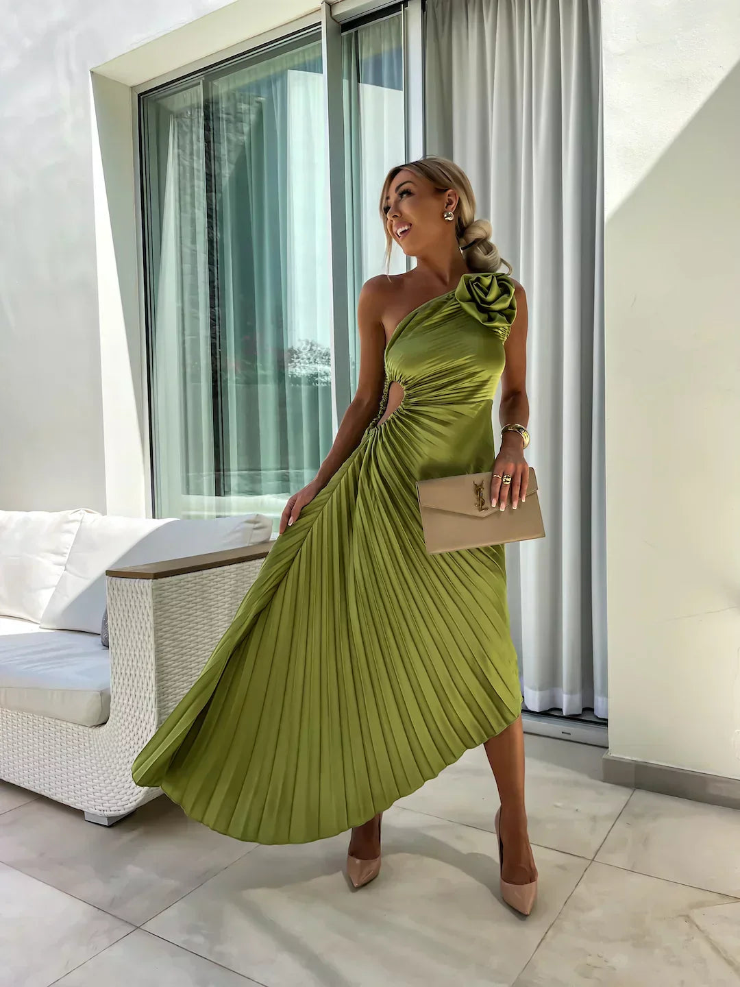 Natalia - Vestido Mujer Asimétrico de Fiesta con Plisado y Flor en Hombro