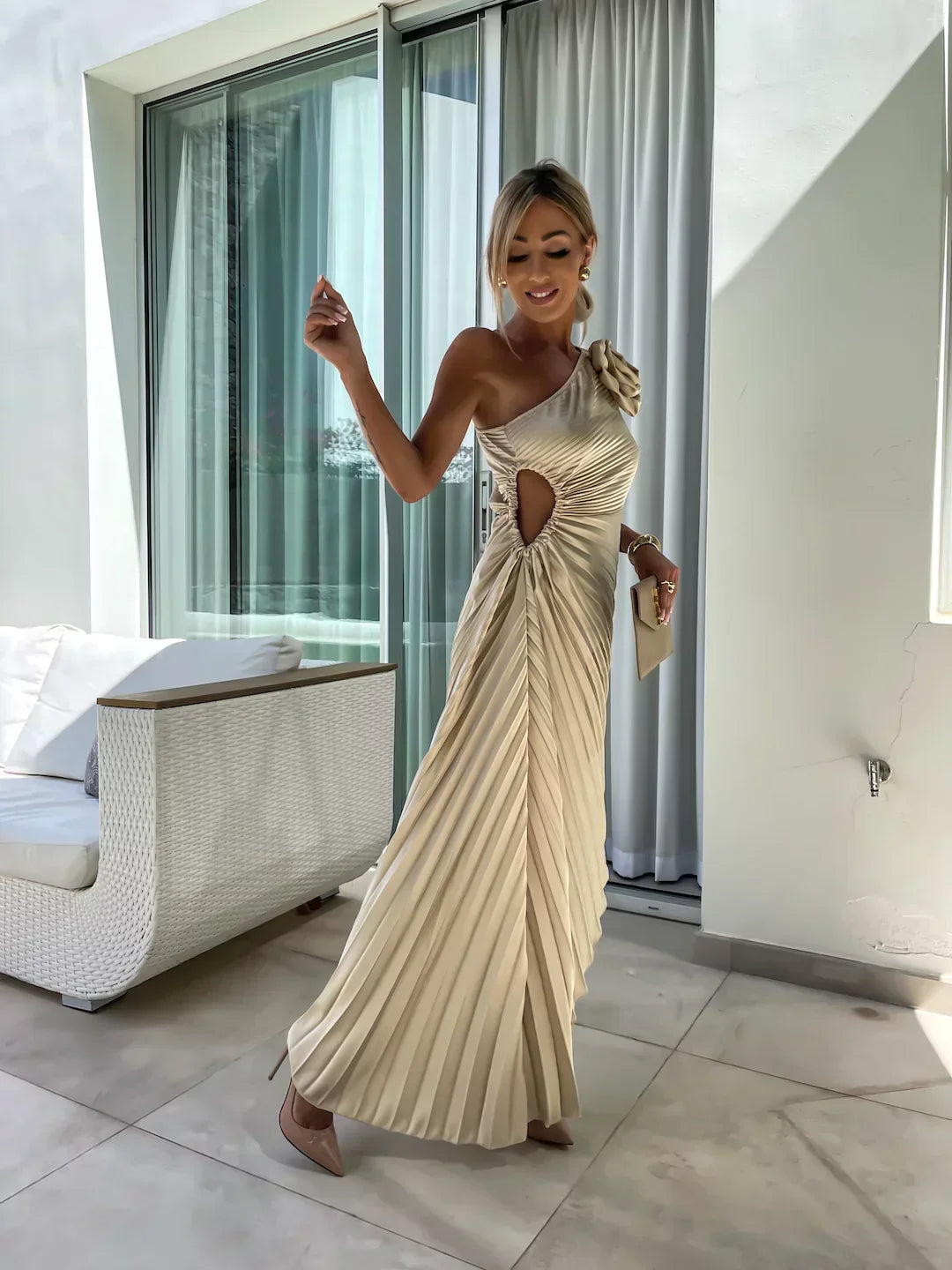 Natalia - Vestido Mujer Asimétrico de Fiesta con Plisado y Flor en Hombro
