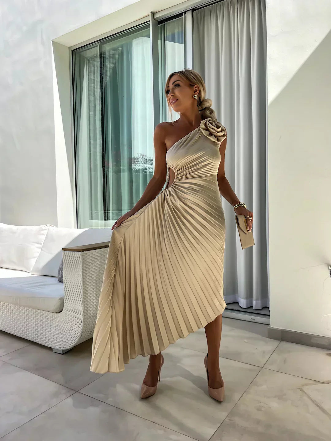 Natalia - Vestido Mujer Asimétrico de Fiesta con Plisado y Flor en Hombro